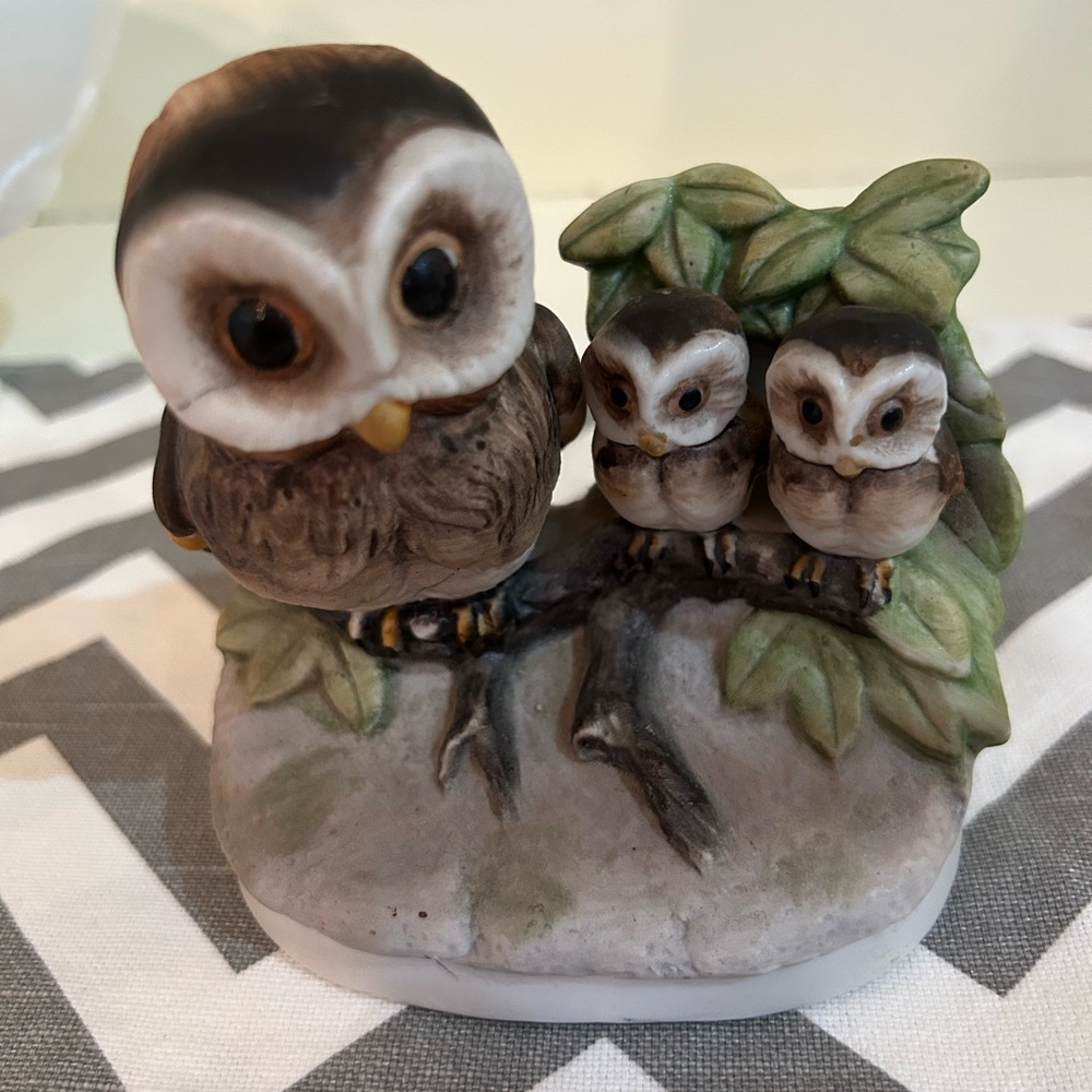 Vintage Homco Porcelain Owl Family figurine. Features mommy owl & 2 sweet babies